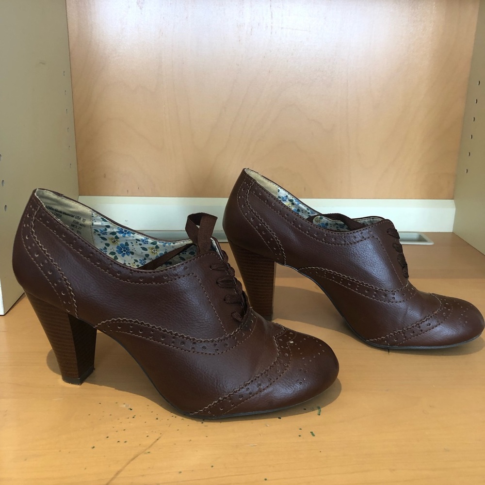 American Eagle stylish brown oxford heels, vintage look, used in good condition